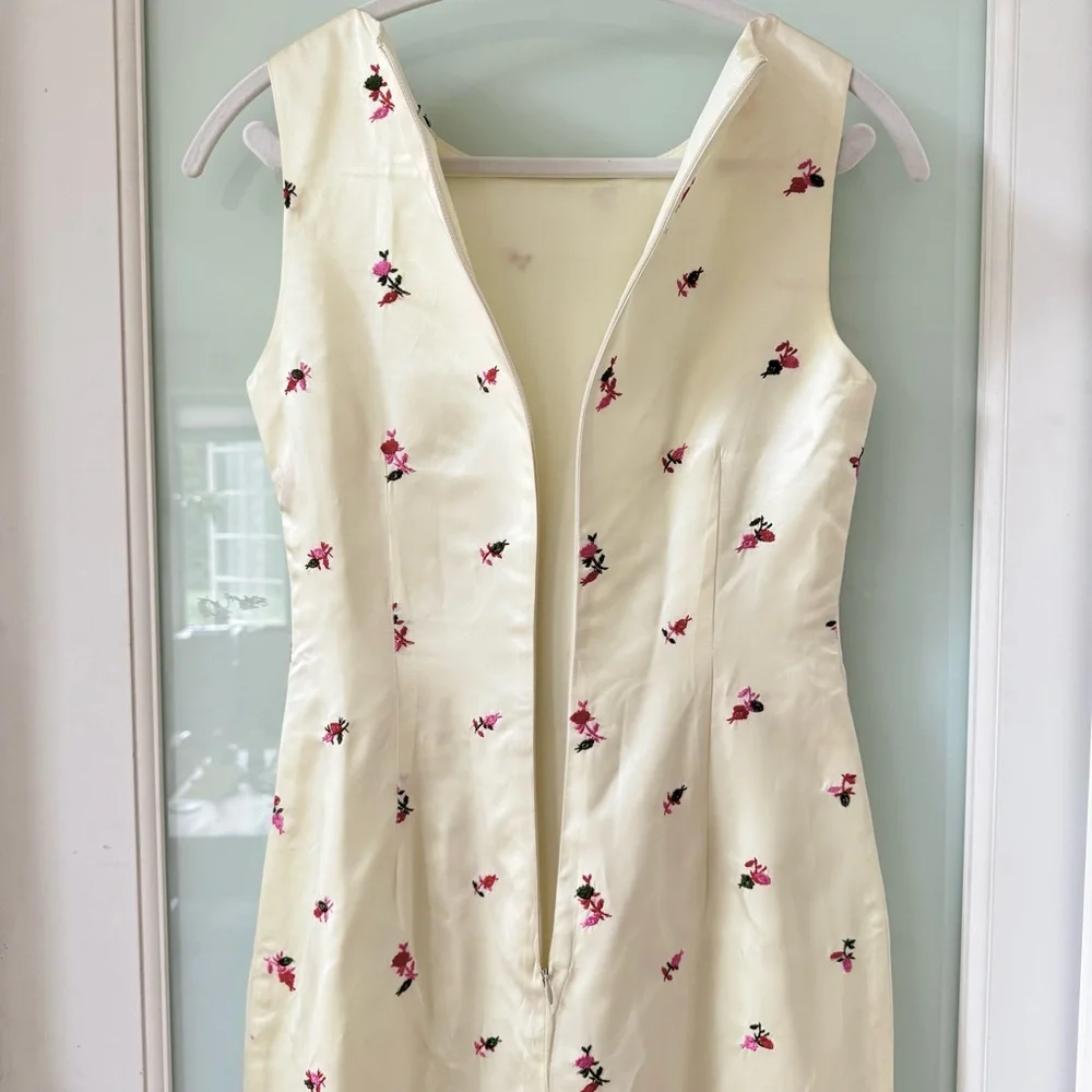 BCBG Ivory White Sheath Midi Dress Red & Pink Flower Embroidery Sleeveless Sz 4